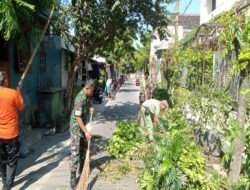 Keren..!! Babinsa Kelurahan Banyuanyar Laksanakan Jumat Bersih Bersama Linmas