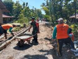 Membaur dengan Masyarakat, Babinsa Koramil Kendal Bantu Warga Bangun Jalan