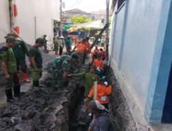 Jum’at Sehat, Satgas TMMD Kelurahan Serengan Bersama Warga Kerja Bakti