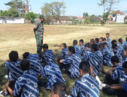 Babinsa Sambi Tanamkan Kedisiplinan Siswa SMK Muhamadiyah Sambi