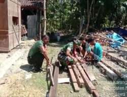 Babinsa Karanganyar Tumbuhkan Kebersamaan Gotong Royong dengan Rakyat