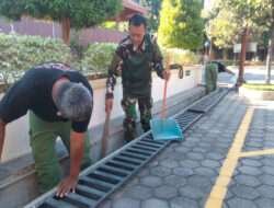 Wujud Kepedulian, Babinsa Jebres Bersama Linmas Kerja Bakti Bersihkan Lingkungan