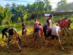 Gotong Royong Membara di Desa Mlinjon: Babinsa dan Warga Bersatu dalam Kerja Bakti Pemakaman Umum