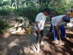 Babinsa Dan Warga Kerja Bakti Perbaiki Jalan Desa
