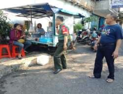 Wujudkan Kondusifitas Wilayah, Babinsa Kepatihan Wetan Gelar Patroli dengan Cara Sambang Pedagang Kaki Lima