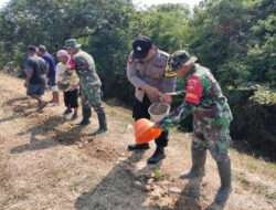 Anggota Koramil 10 Mojolaban & Babinsa, Bantu Warga Atasi Tanggul Longsor di Desa Laban