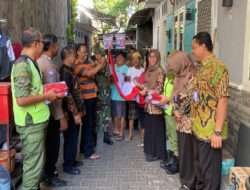Sambut Hari Kemerdekaan RI Ke- 78, Babinsa Kepatihan Wetan Distribusian Bantuan Bendera Merah Putih
