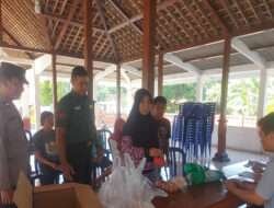 Babinsa Koramil 04/Padas Dampingi dan Bantu Penyaluran Daging dan Telur dari BKKBN