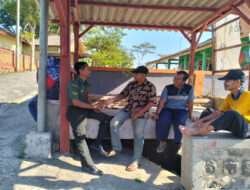 Babinsa Laksanakan Komsos dengan Masyarakat di Desa Binaan