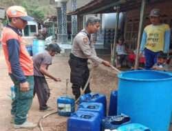 Polisi RW dan BPBD Situbondo Kembali Salurkan Puluhan Ribu Liter Air Bersih di Dusun Bendusa