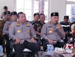 Kapolda Jatim Dampingi Kabaharkam Tinjau Polisi RW di Surabaya