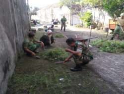 Guna Menjaga Lingkungan Bersih dan Indah, Babinsa Purwosari Bersama Staf Kelurahan Laksanakan Kerja Bakti