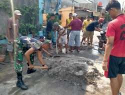 Ciptakan Semangat Gotong Royong, Babinsa Nusukan Kerja Bakti Perbaikan Jalan Kampung