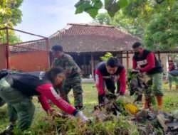 Woww Keren..!! Jelang HUT Kemerdekaan RI Ke-78, Babinsa Kepatihan Kulon Gagas Kerja Bakti Bareng Warga