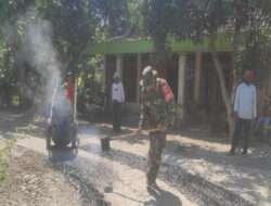 Babinsa Kaliwedi Turut Andil Dalam Pengaspalan Jalan