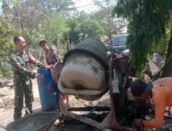 Manunggal dengan Rakyat, Babinsa Posramil Gerih Bantu Warga Bangun Rumah