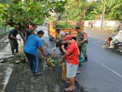 Ciptakan Lingkungan Bersih, Babinsa Timuran Motori Pembersihan Lingkungan