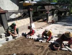 Jalin Hubungan yang Lebih Baik Lagi, Babinsa Koramil Kendal Bantu Warga Pasang Paving