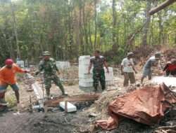 Peduli Kesulitan Warga Babinsa Simo Bantu Pembangunan Rumah