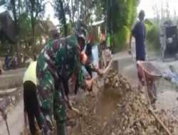 Bantu Warga, Anggota Kodim 0802/Ponorogo Ikut Kerja Bakti Timbun Talut Jembatan