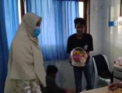 PDNA Lamongan Bagikan 24 Bingkisan Kepada Pasien RSML