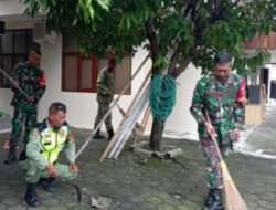 Kompak..!! Babinsa Gilingan Bersama Linmas Bersihkan Lingkungan Kantor Kelurahan