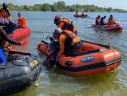 Polres Lamongan Bersama Tim SAR Gabungan Berhasil Evakuasi 3 Korban Perahu Tenggelam di Bengawan Solo