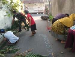 Jelang Hari Kemerdekaan, Babinsa Jayengan Bersama Warga Kerja Bakti