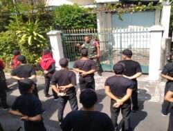 Karyawan Resto SS Digembleng Latihan PBB Oleh Babinsa Kelurahan Manahan, Ini Tujuannya