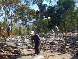 Rumah Paimin Terbakar, Babinsa Dan Warga Bahu-Membahu Bersihkan Puing-Puing Sisa Kebakaran