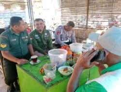 Babinsa Laksanakan Komsos dengan Masyarakat di Desa Binaannya