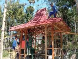 Dukung Upaya Masyarakat Tingkatkan Keamanan Lingkungan, Babinsa Girikikis Bantu Pembangunan Poskamling