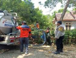 Babinsa Bantu Droping Air Bersih Untuk Warga Desa Poleng
