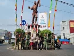 Wujud Cinta Jasa Para Pahlawan, Babinsa Tipes Ajak Warga Kerja Bakti di Monumen Gerilya