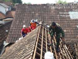 Babinsa Kodim 0802/Ponorogo Ikut Kerja Bakti Perbaiki Rumah Milik Warga Kurang Mampu