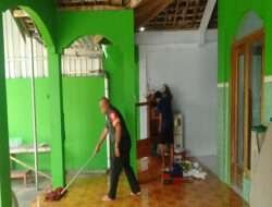 Babinsa Bantu Pembersihan Masjid, Demi Kenyamanan Ibadah Warga