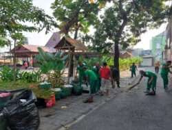 Ajak Linmas Kerja Bakti, Babinsa Mangkubumen Tekankan Pentingnya Kebersihan Lingkungan