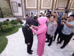 Kapolda Jatim Beri Penghargaan Briptu Tiara Berupa Pin Emas Atas Pendidikan yang Diraihnya di Turki