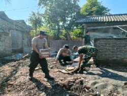 Koramil Krejengan Bantu Bongkar Rumah Warga
