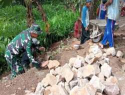 Babinsa Kodim 0802/Ponorogo Ikut Gotong Royong Buat Plengsengan Jalan