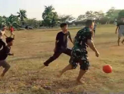 Sepak Bola Plastik Jalin Kedekatan Babinsa dan Anak Anak