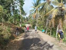 Jaga Kebersihan, Babinsa Kodim 0802/Ponorogo Kerja bakti Bersama Warga