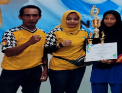 Siswi MTsM 15 Al Mizan Lamongan Juara 1 Catur Bupati Cup