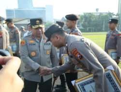 Dinilai Berprestasi Kapolda Jatim Beri Penghargaan Kepada 151 Personel