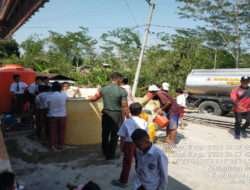 Babinsa Koramil Bringin Bantu Pendistribusian Air Bersih Kepada Warga