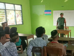 Babinsa Berikan Materi Wawasan Kebangsaan di SMA Al. Karomah Bringin