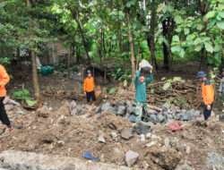 Sigap…!!! Babinsa Ketelan Bersama Warga Gotong-royong Perbaiki Saluan Air