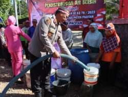 Puncak Kemarau, Polres Pacitan Salurkan 120 Ribu Liter Air Bersih kepada Warga