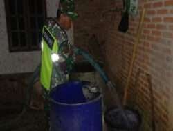 Upaya Atasi Kekeringan, Babinsa Koramil 0801/08 Tulakan Kodim 0801/Pacitan Distribusikan Air Bersih