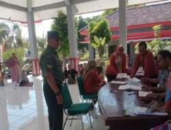 Pastikan Aman Dan Lancar, Babinsa Posramil Gerih Melaksanakan Pendampingan Giat Pembagian PKH